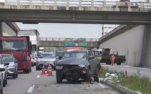Motorista perde controle após pneu estourar e bate em outro carro, na BR-230, em João Pessoa