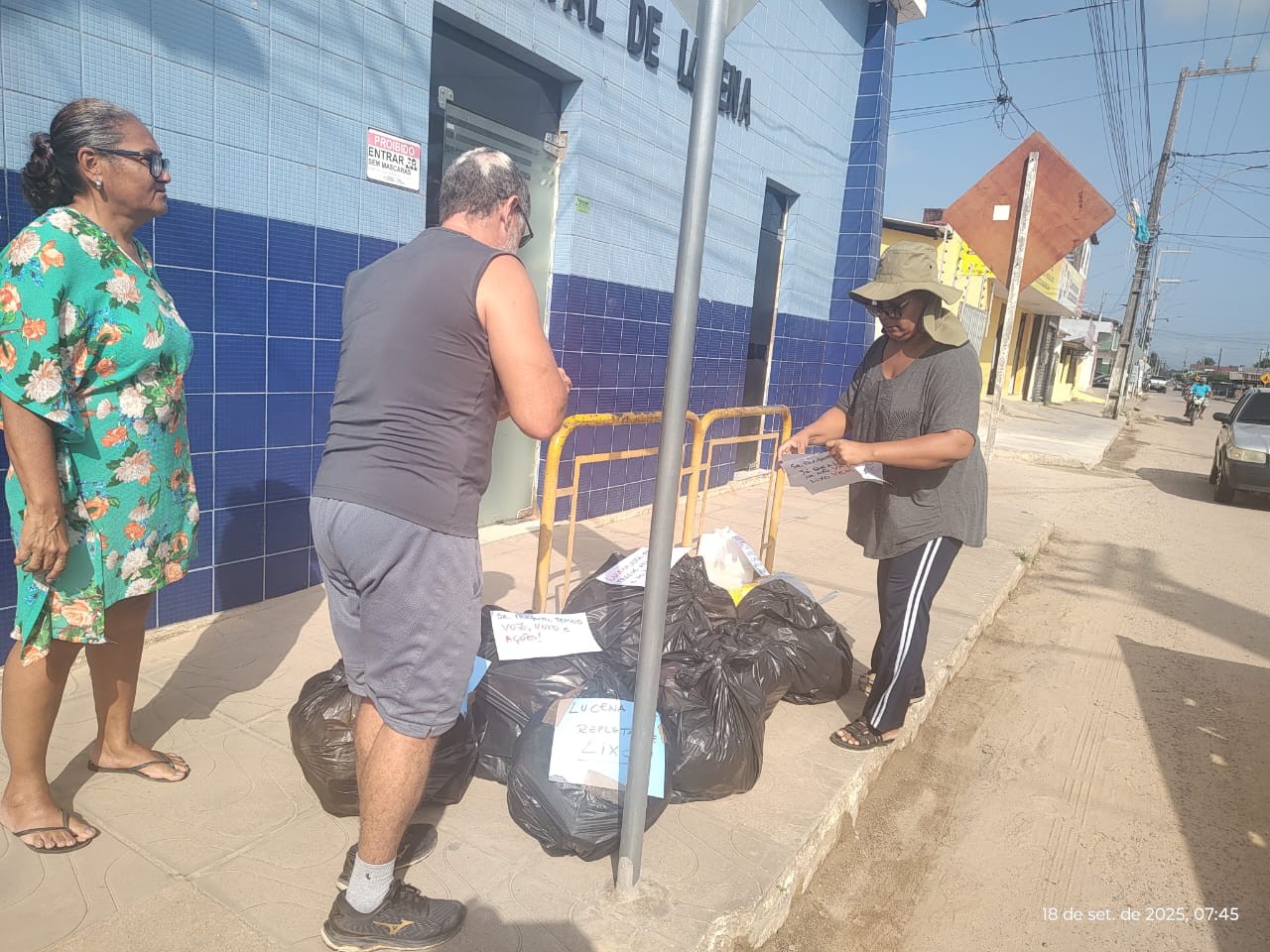 Moradores de Lucena levam lixo para a frente da prefeitura em protesto por coleta irregular