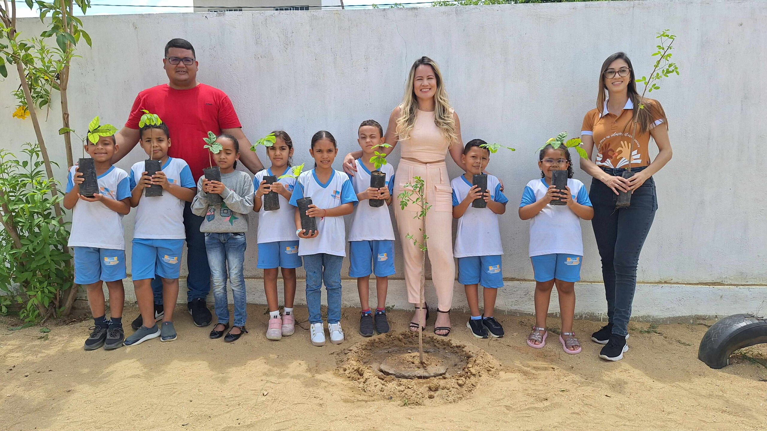 Prefeitura de Serra Branca promove distribuição gratuita de mudas em alusão ao Dia da Árvore