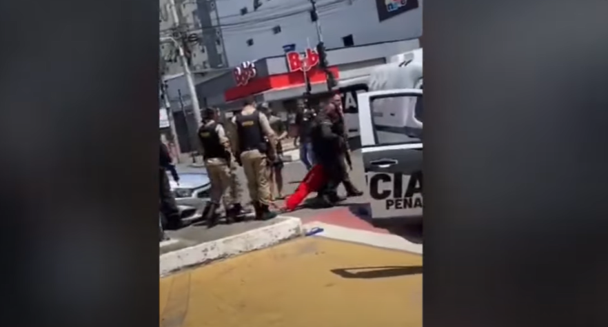 Prisioneiro foge de bicicleta e é atropelado por policial após fuga; veja vídeo