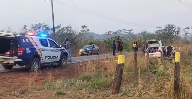 Motorista morre em acidente e irmão assassina os sobreviventes