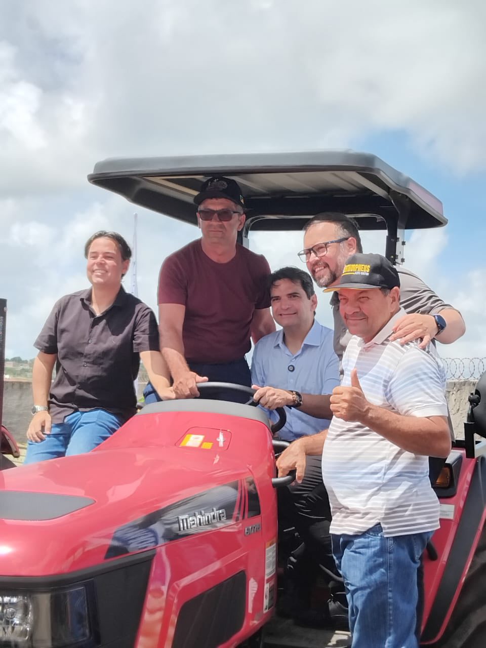 Prefeitura de Camalaú conquista novo trator para reforçar agricultura do município