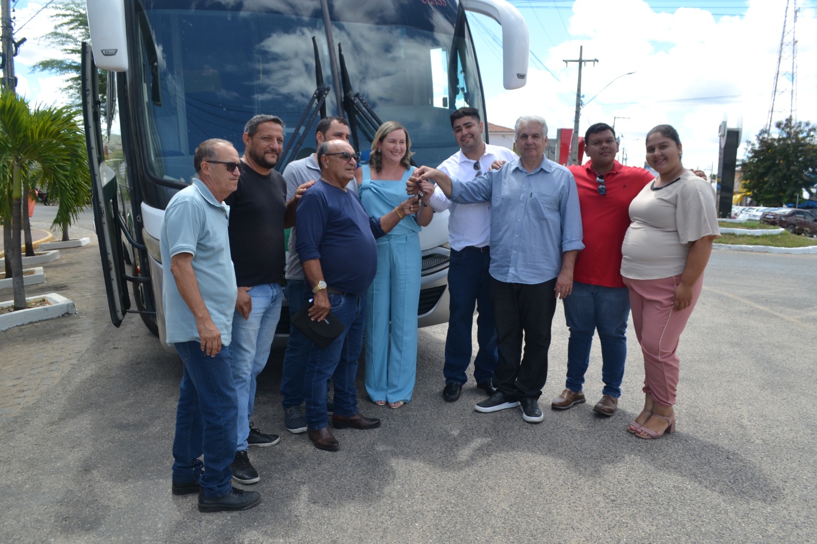 Para Campina com Mais conforto: Prefeita Ana Paula entrega novos ônibus para estudantes