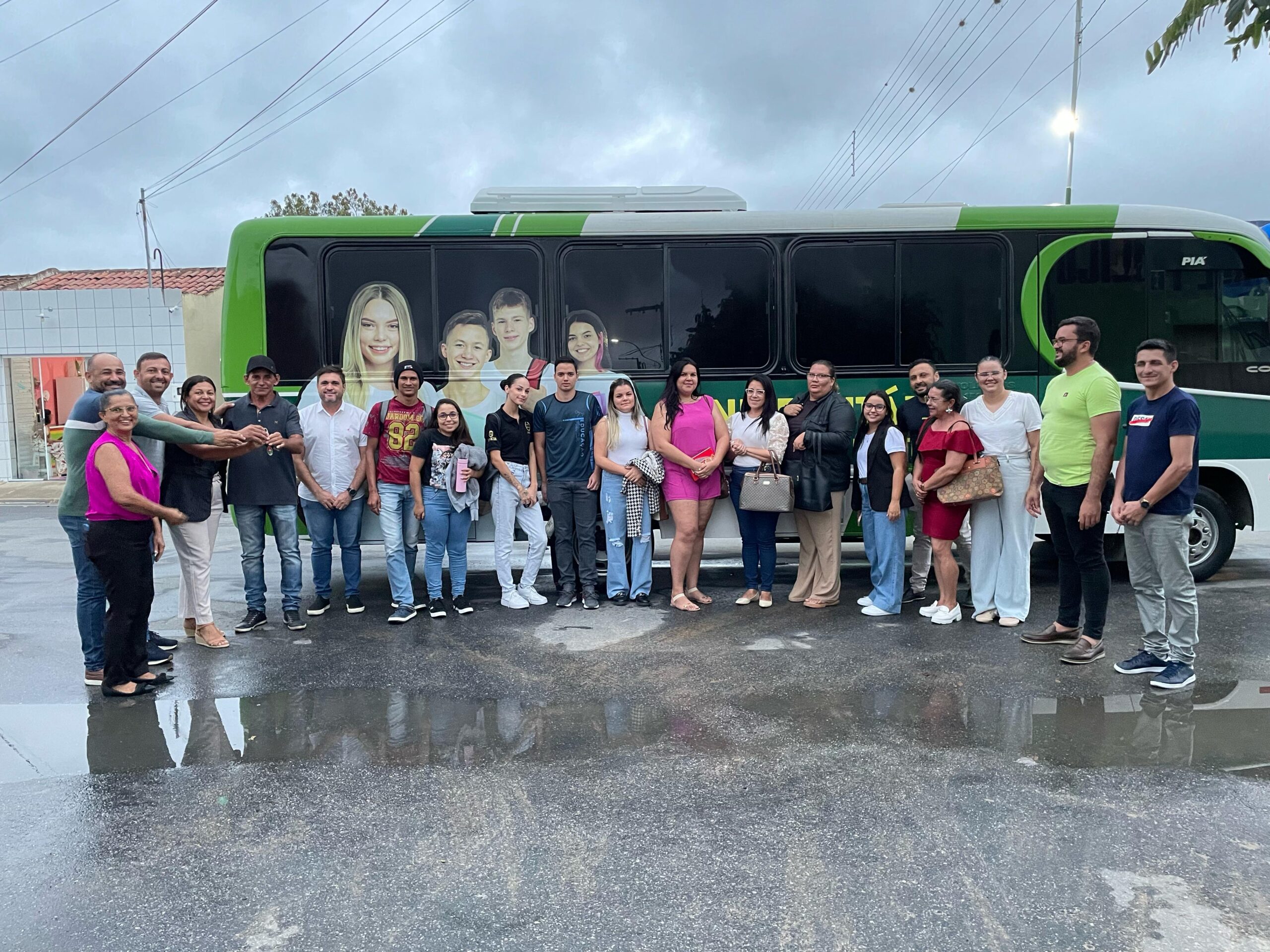 Prefeitura de São João do Tigre entrega ônibus universitário e reafirma compromisso com a educação