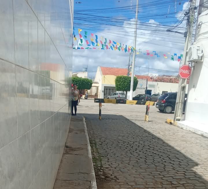 Prefeitura fecha beco perigoso para passagem de veículos, perto do açougue