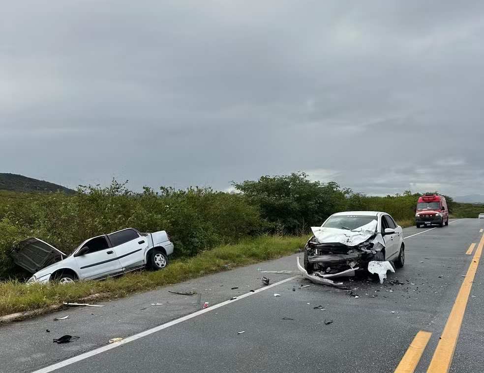 Homem morre após carro derrapar na pista e ser atingido por outro veículo no Sertão da Paraíba
