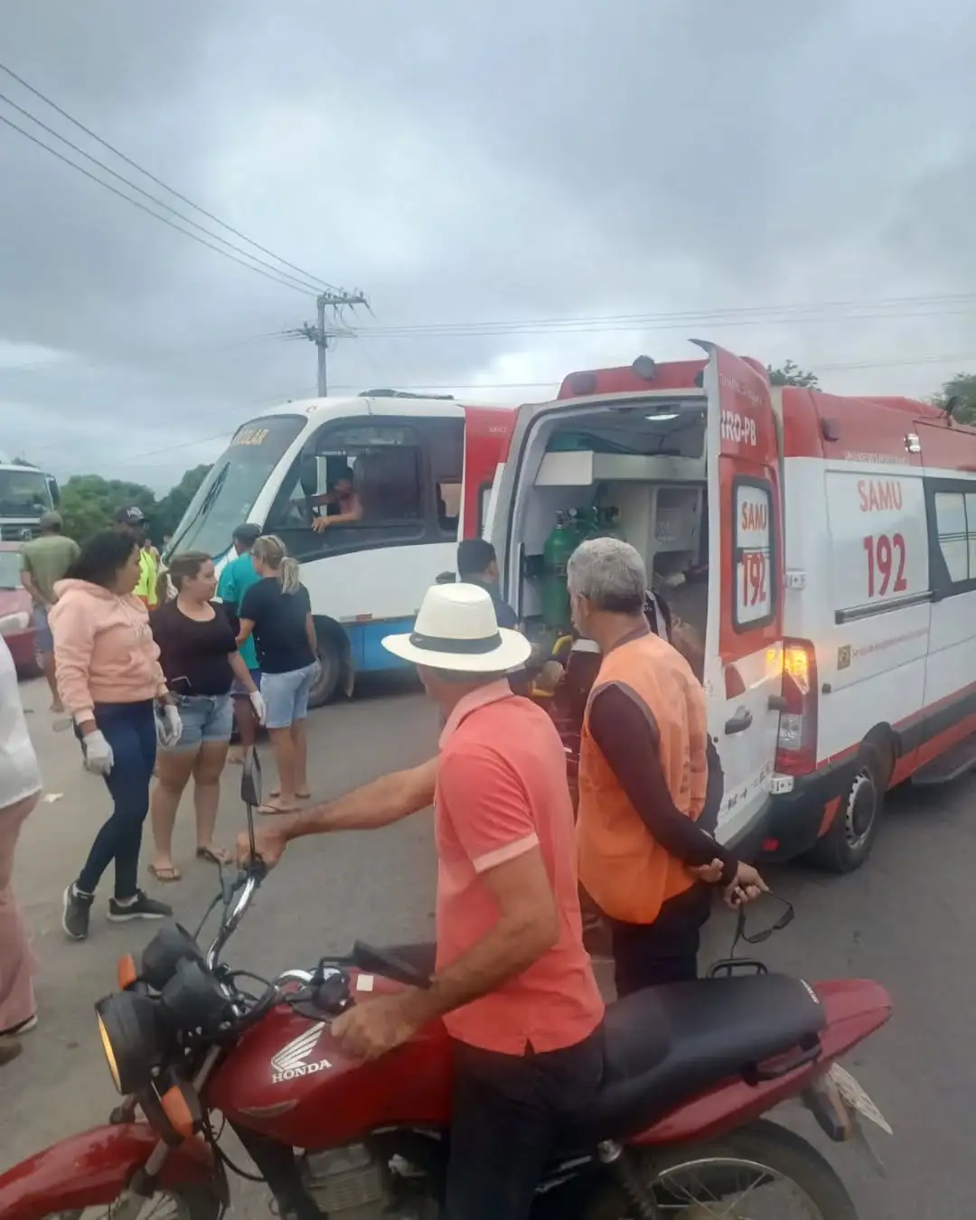 Colisão entre micro-ônibus e moto deixa uma pessoa ferida em Monteiro