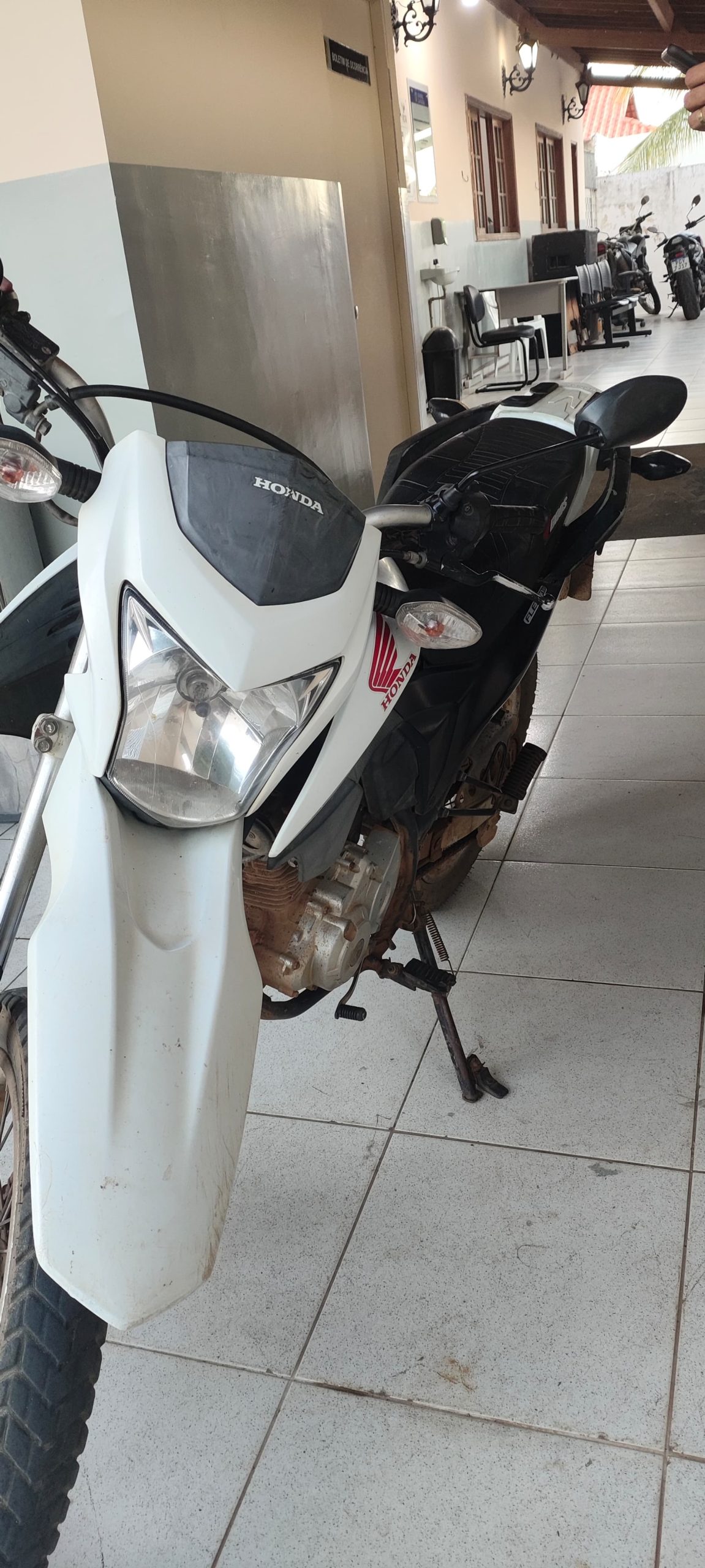 Polícia Militar apreende moto adulterada na zona rural de Monteiro
