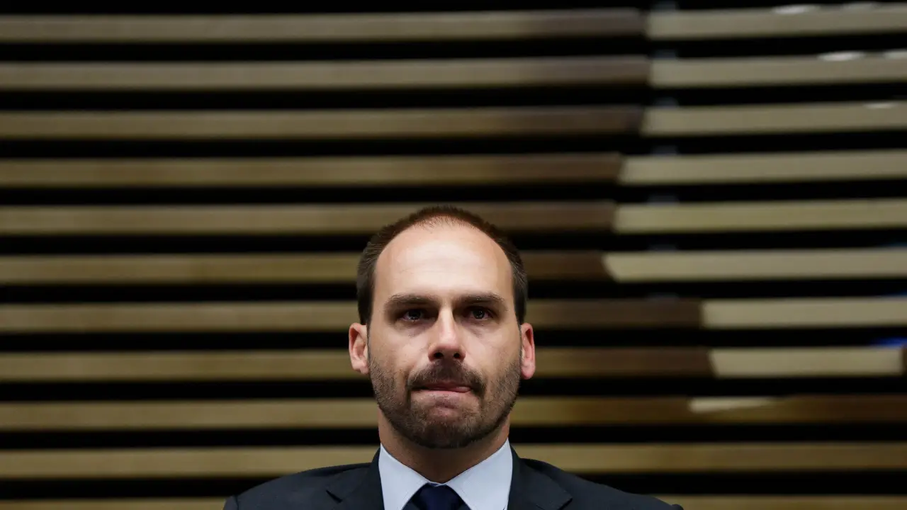 Líder do PT pede que Eduardo Bolsonaro seja cassado na Câmara