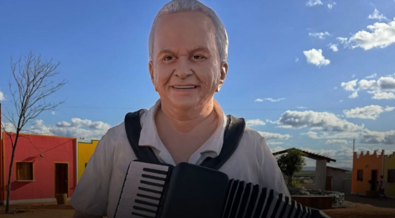 Flávio José é homenageado com estátua na Fazenda Tome Xote, de Dorgival Dantas
