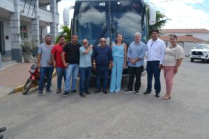 Prefeitura de Monteiro entrega novos ônibus para universitários