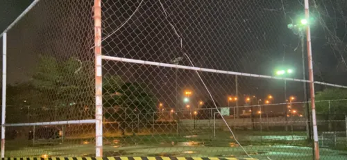 Menino de 9 anos morre eletrocutado ao encostar em grade energizada de quadra, na Paraíba