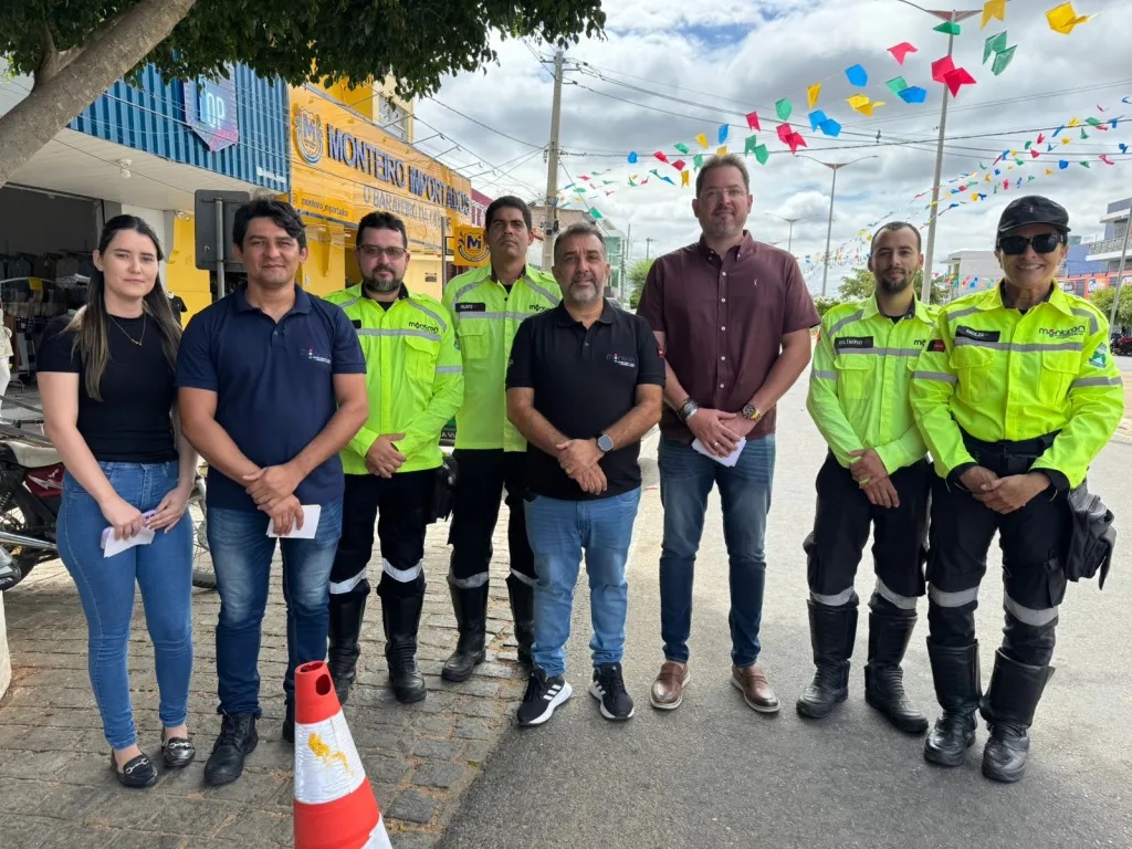 MAIO AMARELO: Montran realiza blitz educativas sobre o uso de capacete no trânsito em Monteiro
