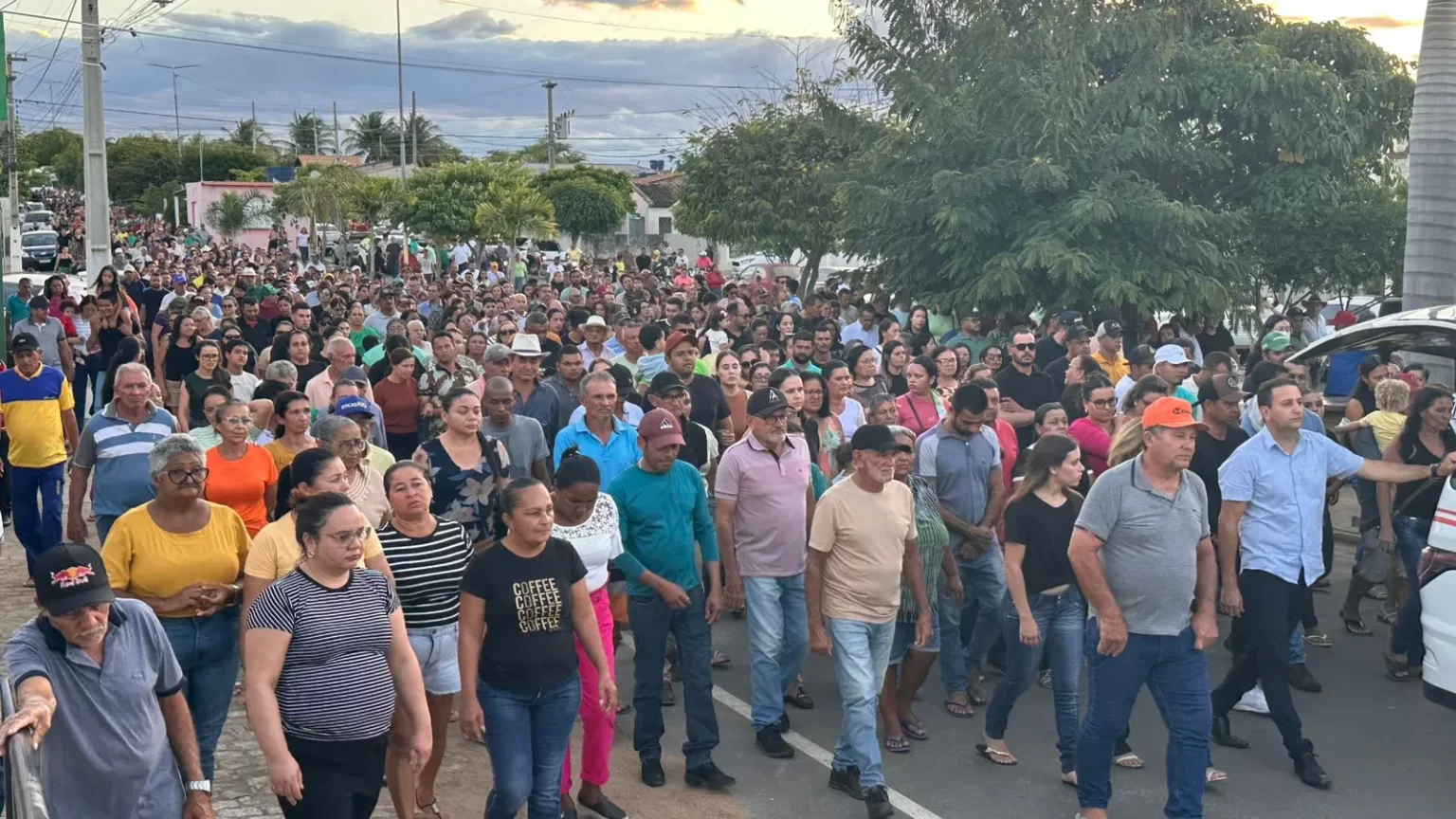 Grande público se despede do vereador Pedro Estevão em sepultamento na cidade da Prata