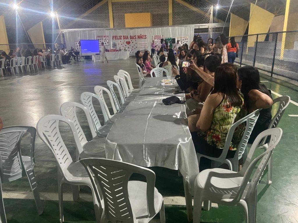 Evento em homenagem ao Dia das Mães reúne professoras da rede municipal de ensino