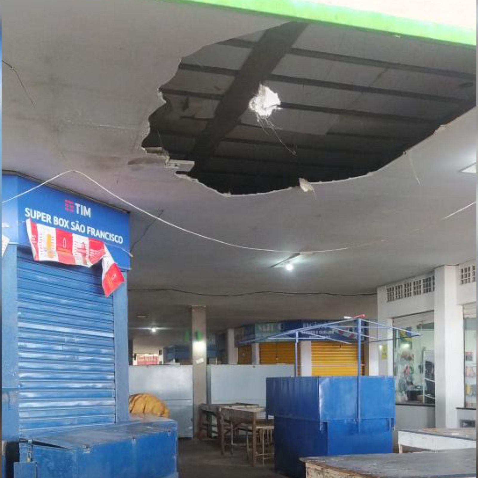 ALERTA: Parte do teto da Feira da Prata desaba em Campina Grande: comerciantes temem por acidentes