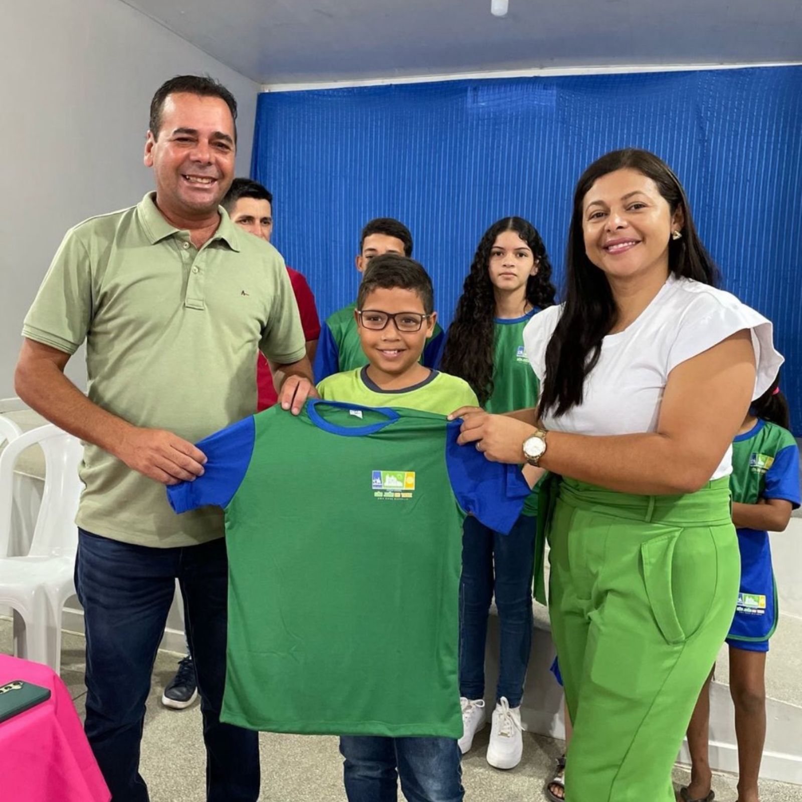 Prefeitura de São João do Tigre realiza entrega de uniformes escolares para alunos da Rede Municipal de Ensino