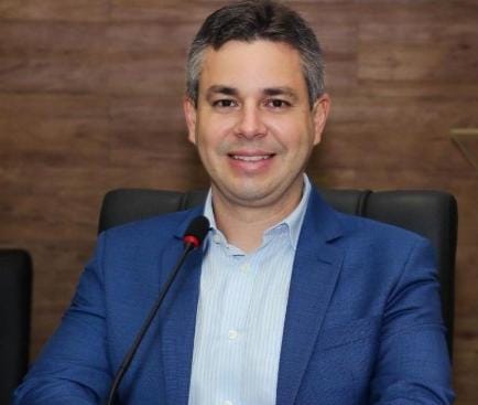 Crise: prefeito da Paraíba suspende viagens, proíbe hora extra e barra lanches para conter gastos