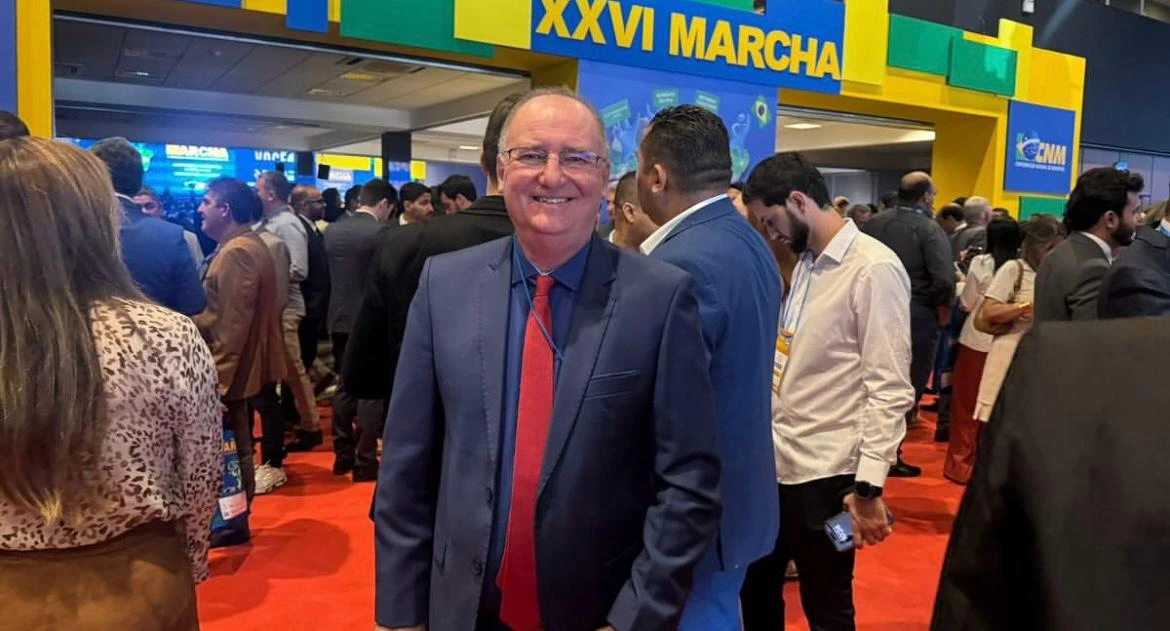 Prefeito Genival Queiroz destaca conquistas para Parari durante participação na Marcha dos Prefeitos em Brasília