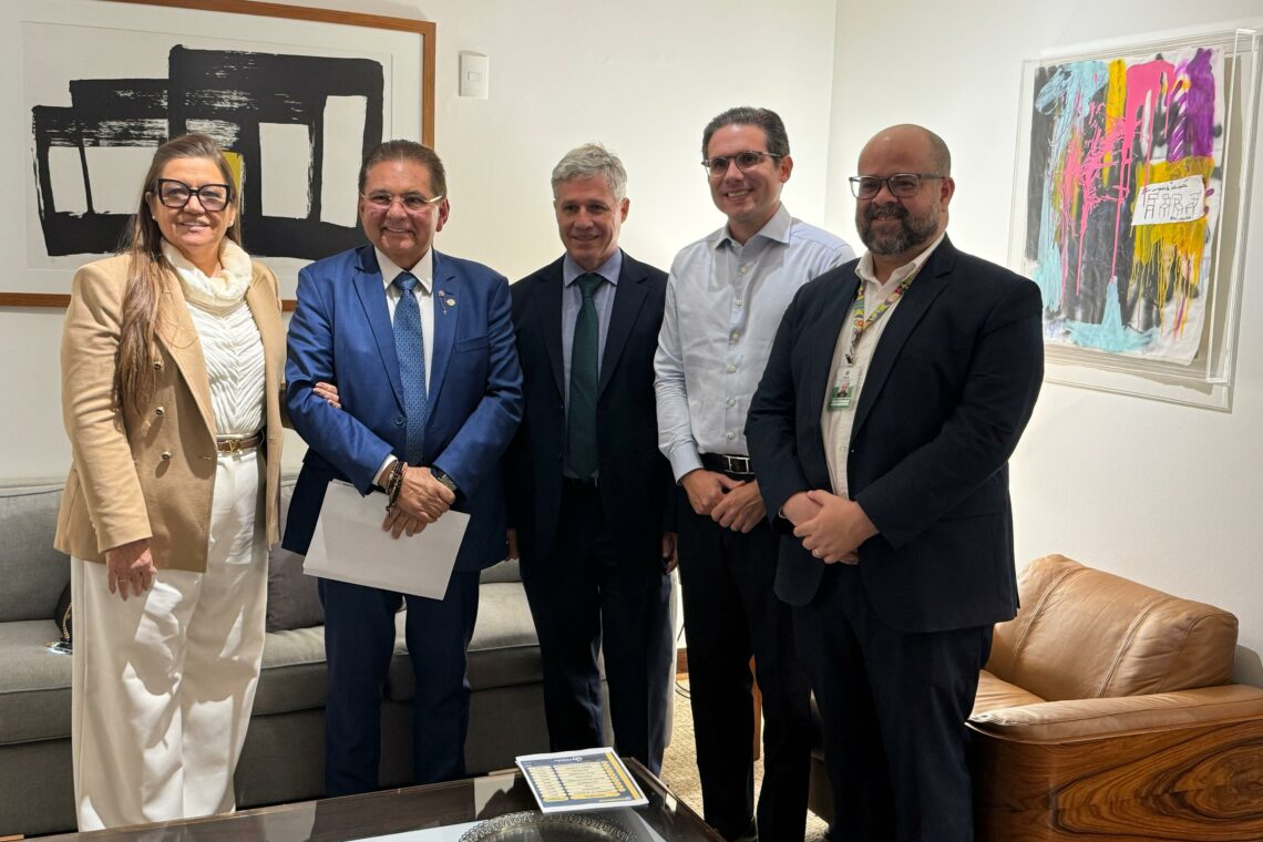 Adriano Galdino se reúne com ministro da Agricultura Familiar e cobra liberação do Seguro Safra para municípios paraibanos