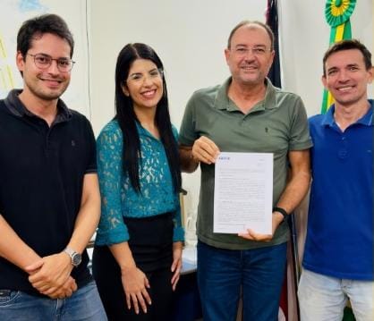 Prefeito Chico de Eulina assina contrato para construção de 50 novas casas em São João do Cariri