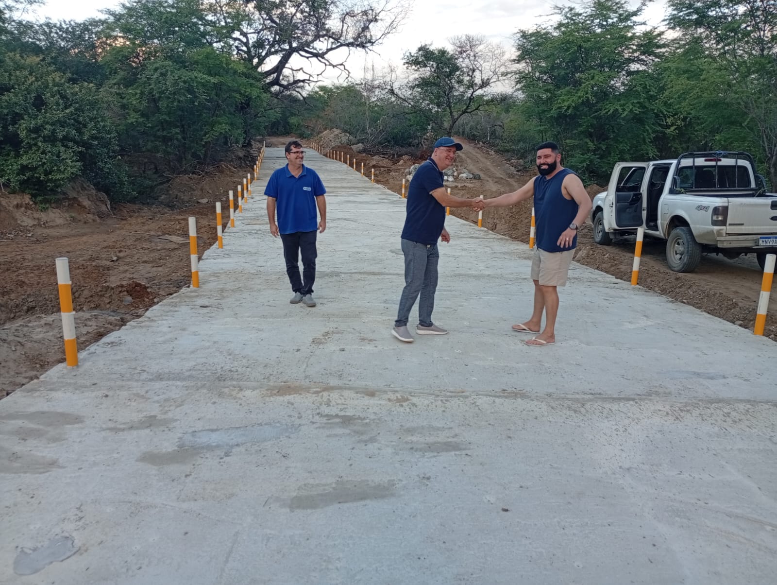Prefeito Genival Queiroz entrega passagem molhada e vistoria obra de reservatório em Parari