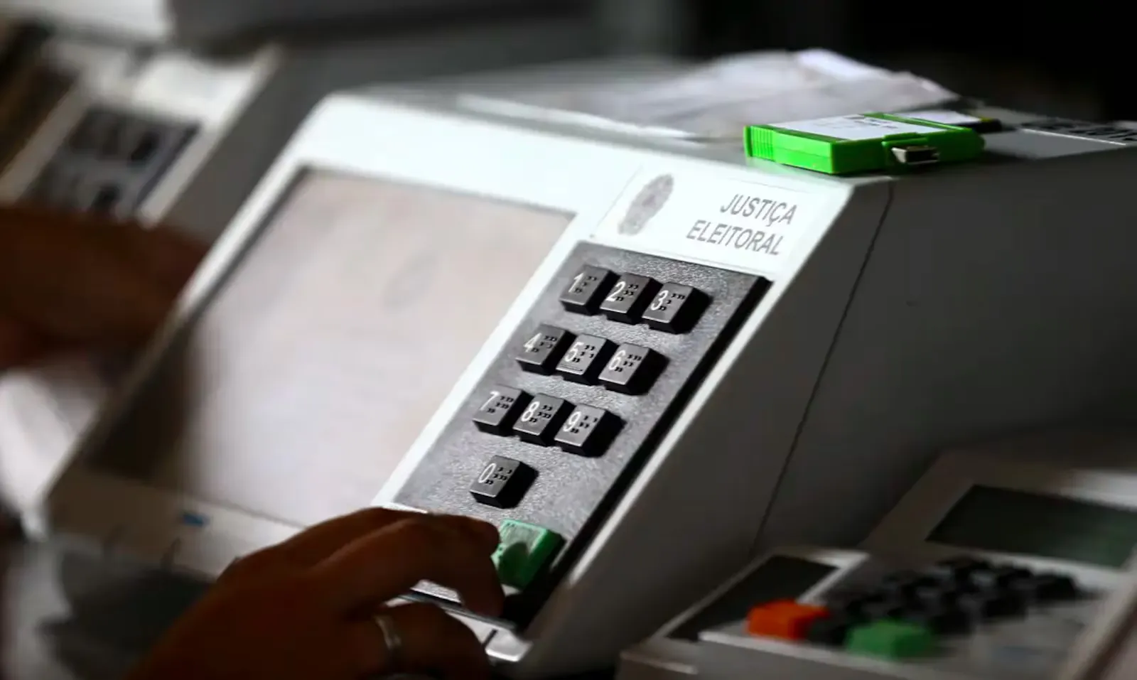 Uma só eleição e mandatos de cinco anos: entenda a PEC que proíbe a reeleição
