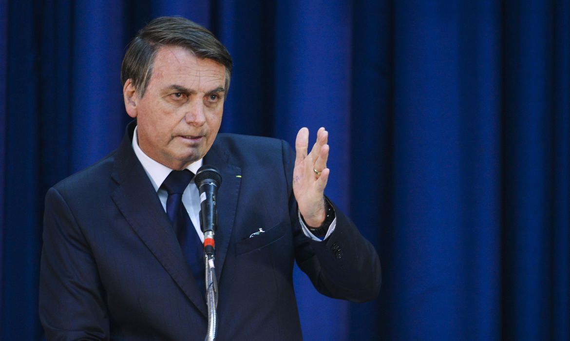 VÍDEO: Bolsonaro é ovacionado na Marcha dos Prefeitos um dia após Lula ser vaiado