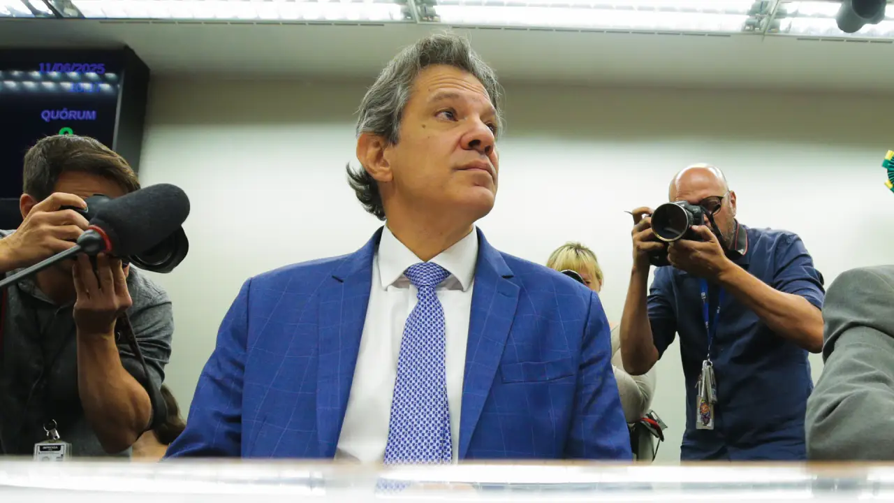 Em meio a dificuldades, Haddad enfrenta pressão para ser candidato em 2026