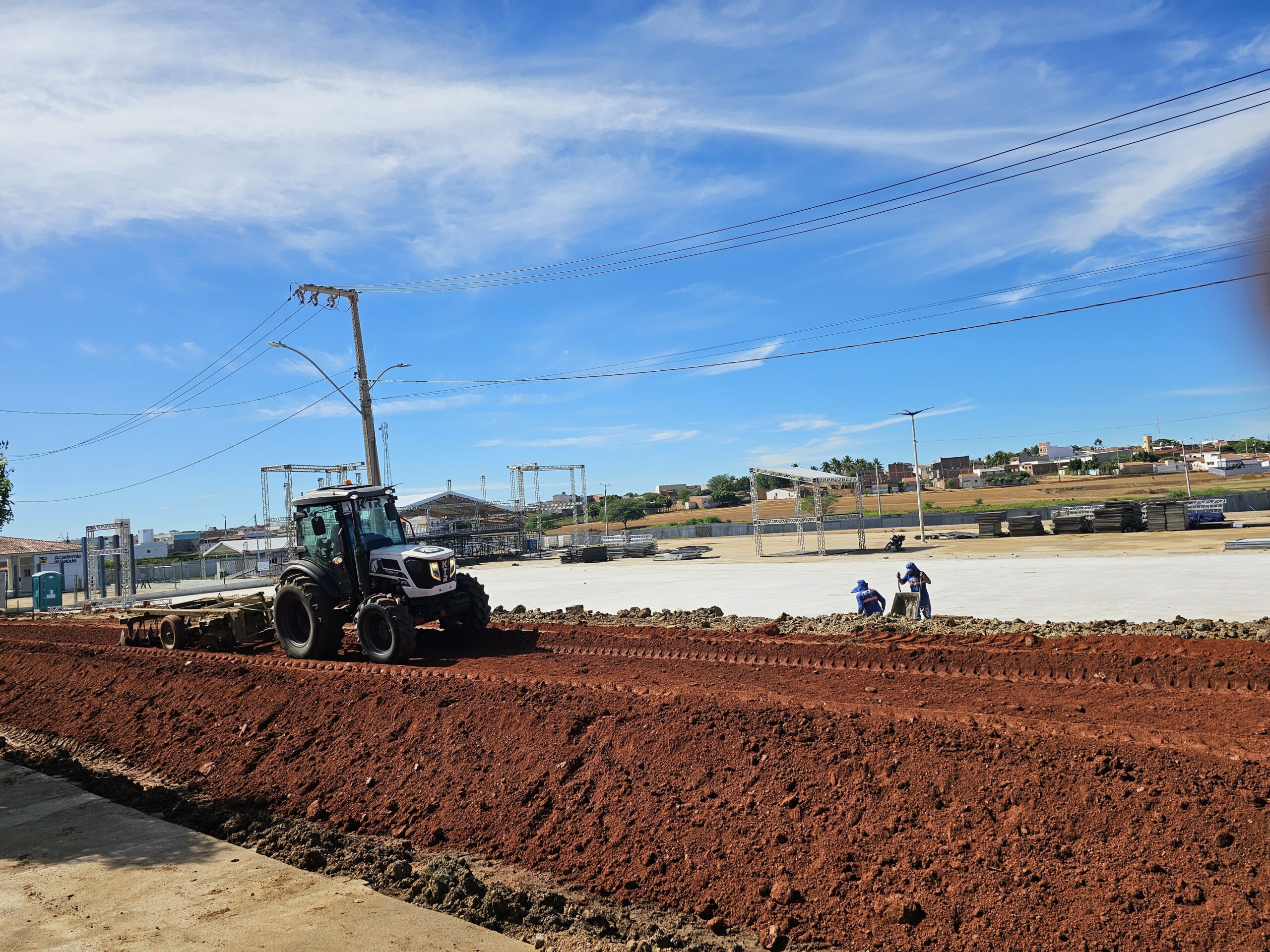 Prefeitura de Monteiro inicia obras de pavimentação asfáltica no acesso ao Parque Turístico Dejinha de Monteiro com apoio do Governo do Estado