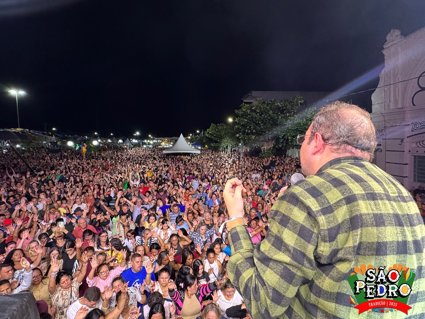 Padre Fabrício emociona fiéis em noite de fé e música em São José dos Cordeiros