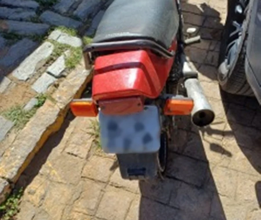 Motocicleta com sinais de adulteração é apreendida em Monteiro; condutor era menor de idade