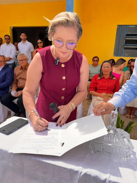 No aniversário de São Sebastião do Umbuzeiro, Prefeita Adalcy Freitas assina ordem de serviços e entrega um pacote de benefícios para o município