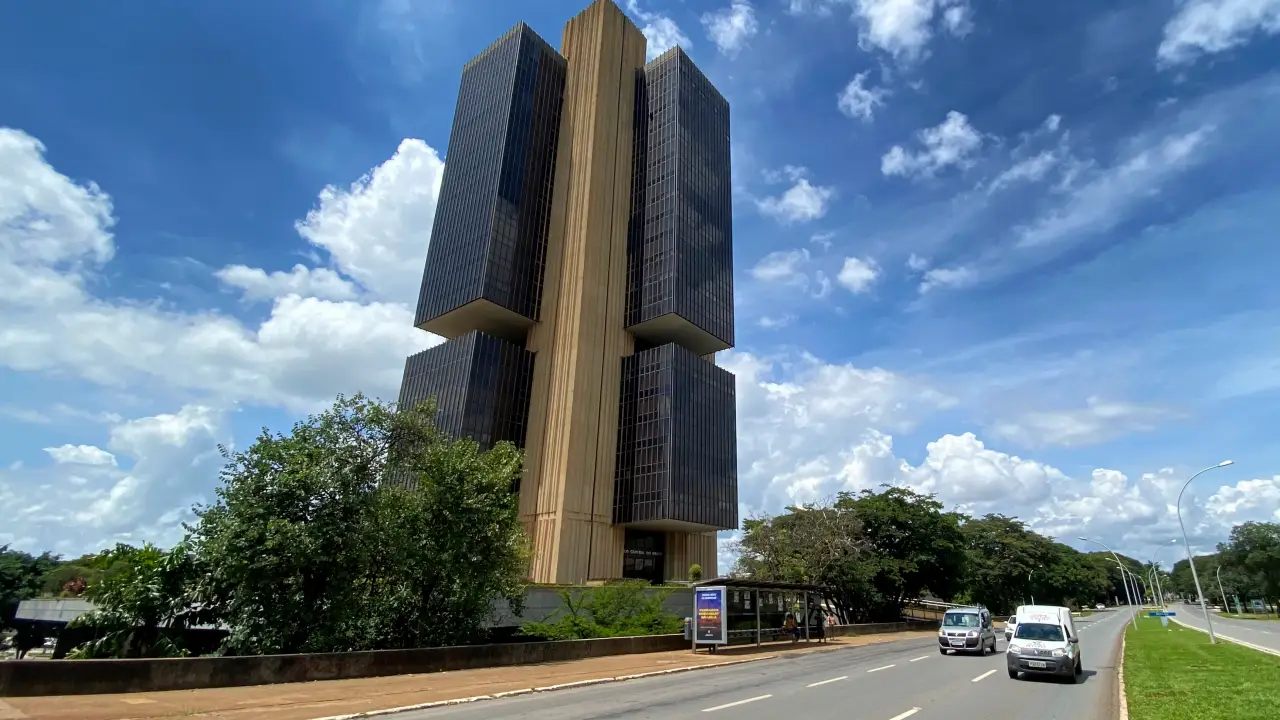 Mercado reduz projeção de inflação e eleva estimativa para PIB de 2026, mostra Focus