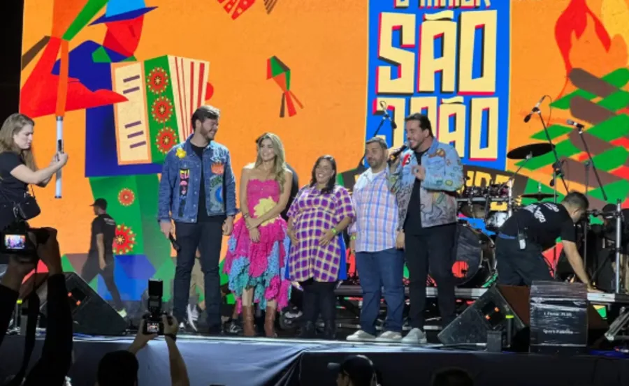 Casal descobre sexo de bebê no palco principal do São João 2025 de Campina Grande