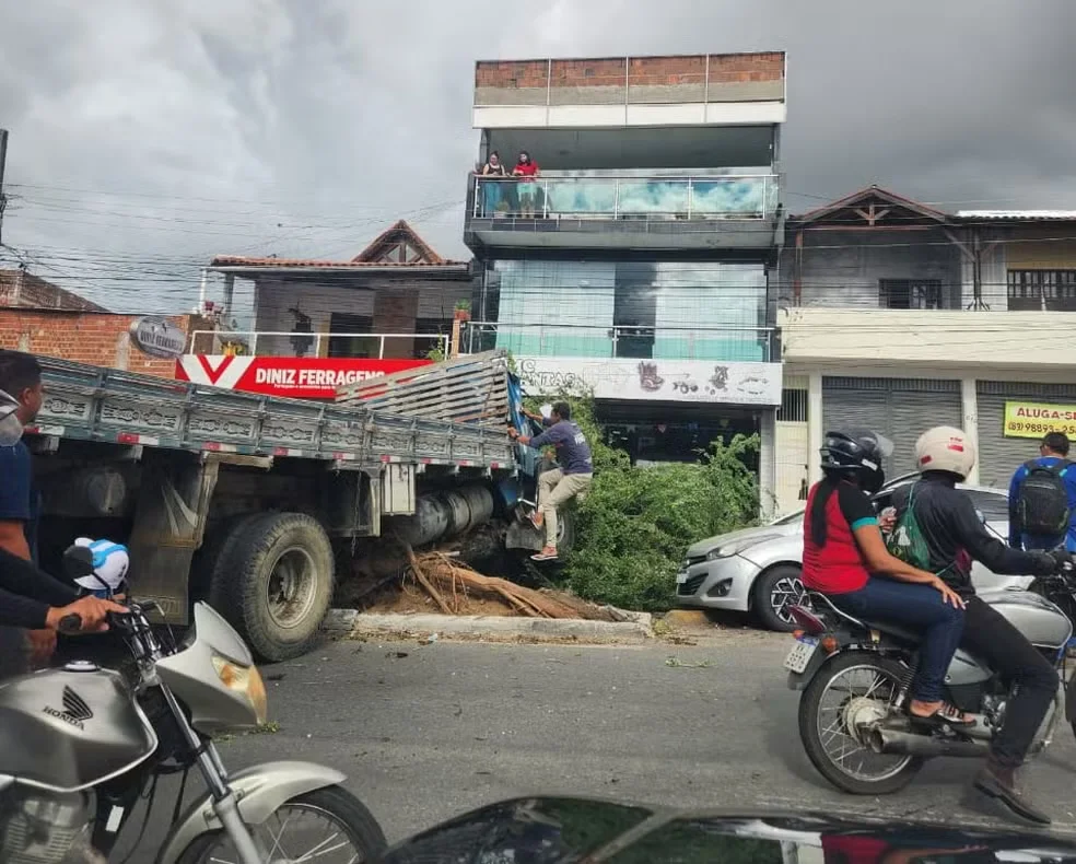 Caminhão derruba árvore, atinge dois carros e duas motos e deixa três pessoas feridas, em Campina Grande
