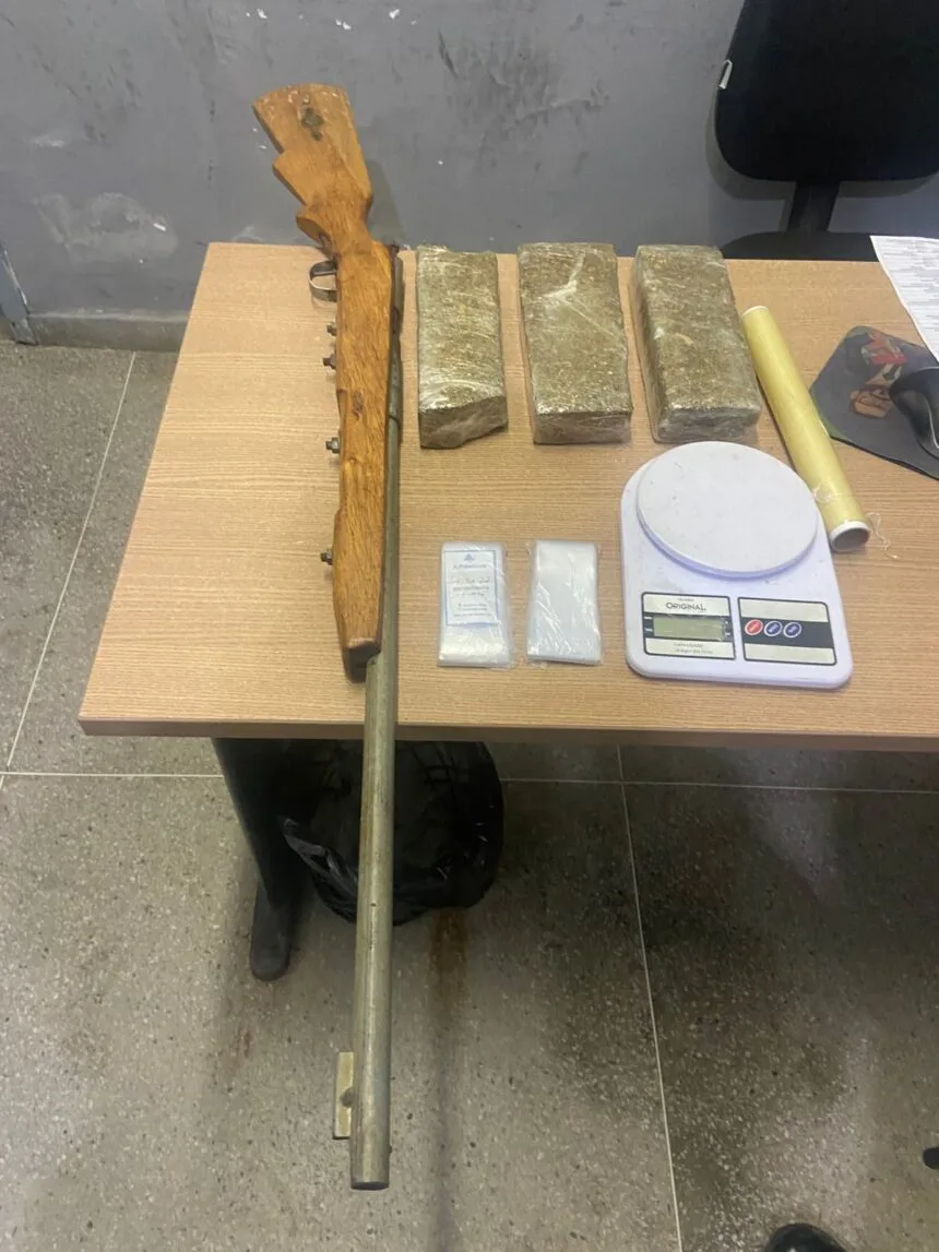 Polícia apreende drogas e arma de fogo em casa abandonada na cidade de Boa Vista