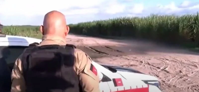 Jovem é encontrado morto com mãos amarradas e marcas de tiros em canavial na Paraíba