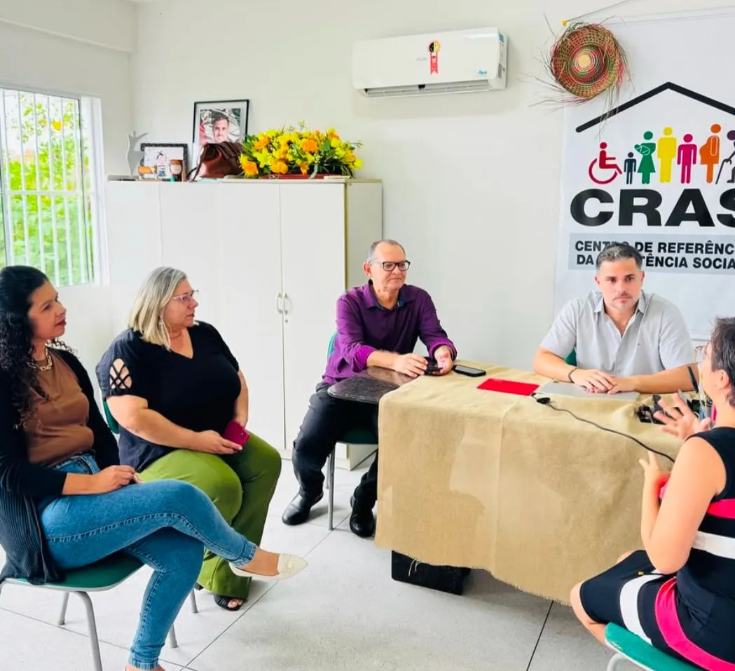 Prefeito Felício Queiroz se reúne com famílias beneficiárias do projeto de Casas Populares em São José dos Cordeiros