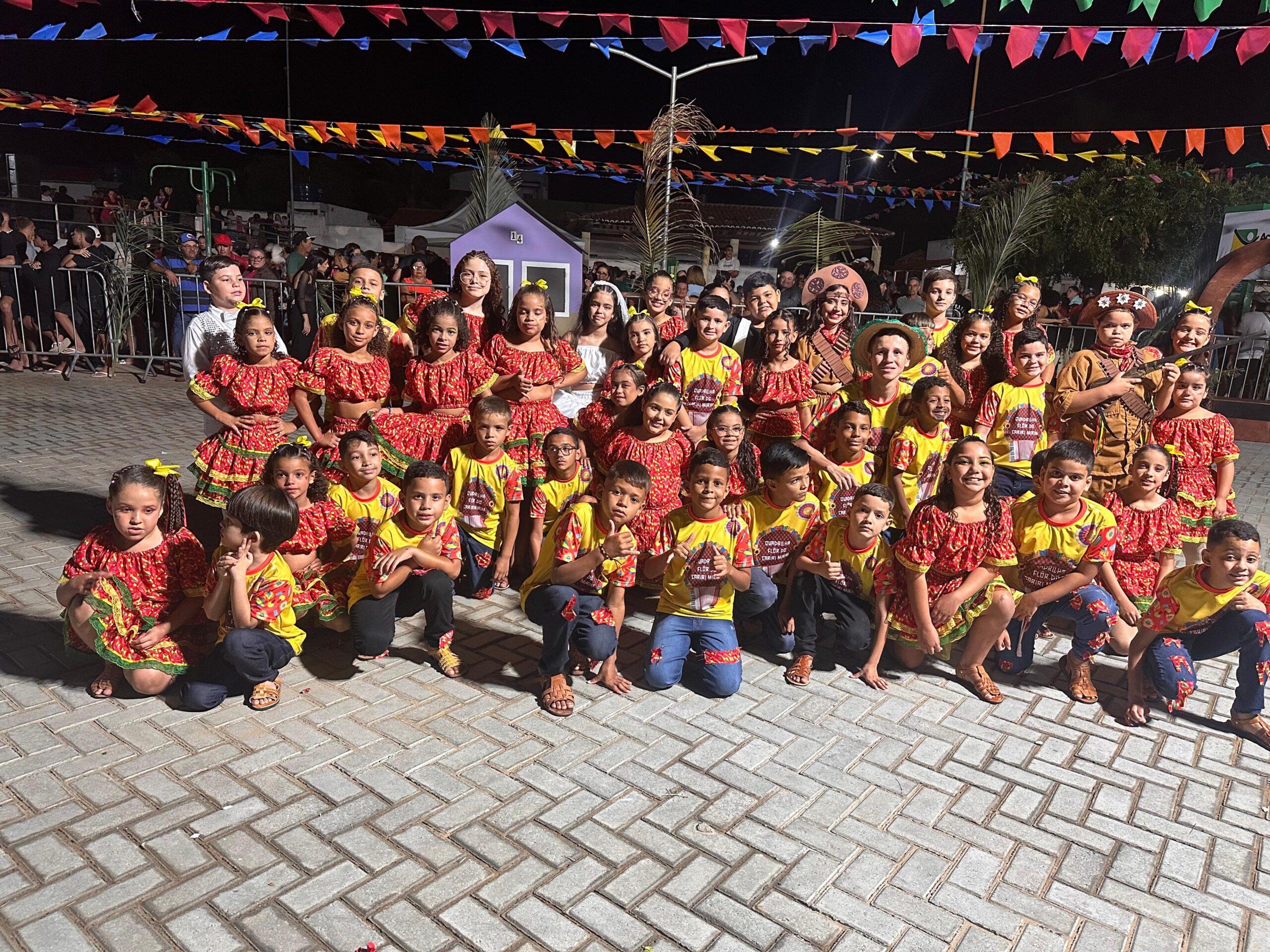 Quadrilha Flor do Cariri Mirim encanta o bairro dos Pereiros com espetáculo emocionante