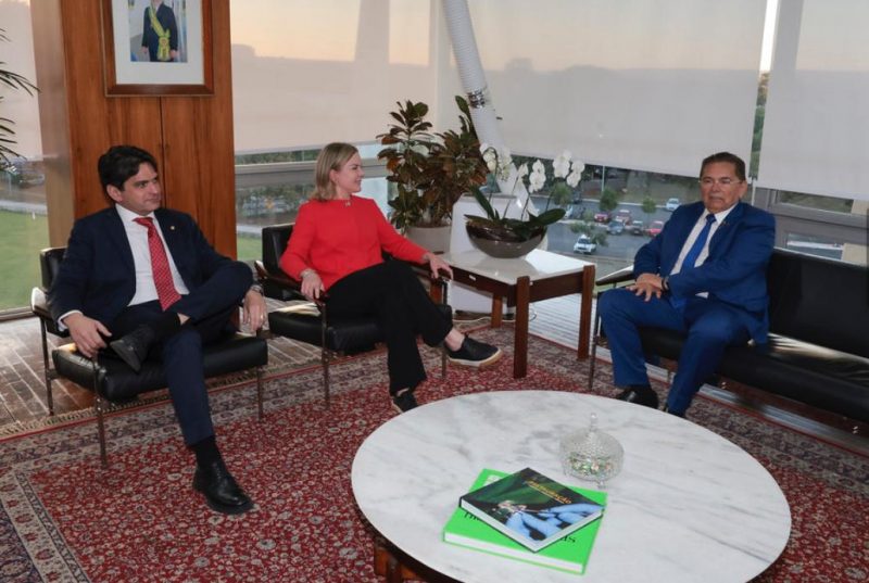 Depois de elogiar Lula, Adriano Galdino se reúne com Gleisi Hoffmann em Brasília