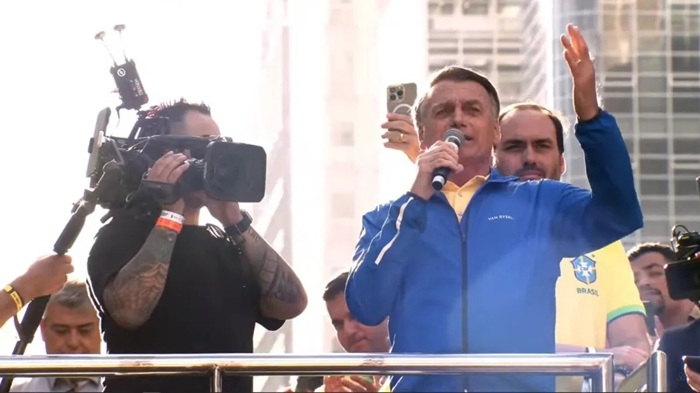 Bolsonaro diz em ato na Paulista: “me deem 50% da Câmara e do Senado que mudo destino do Brasil”