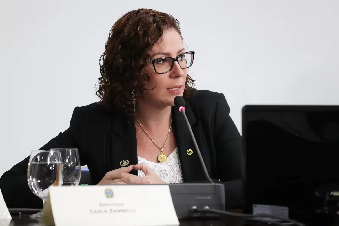 Moraes determinou bloqueio de bens, salário e redes sociais de Zambelli, além de multa