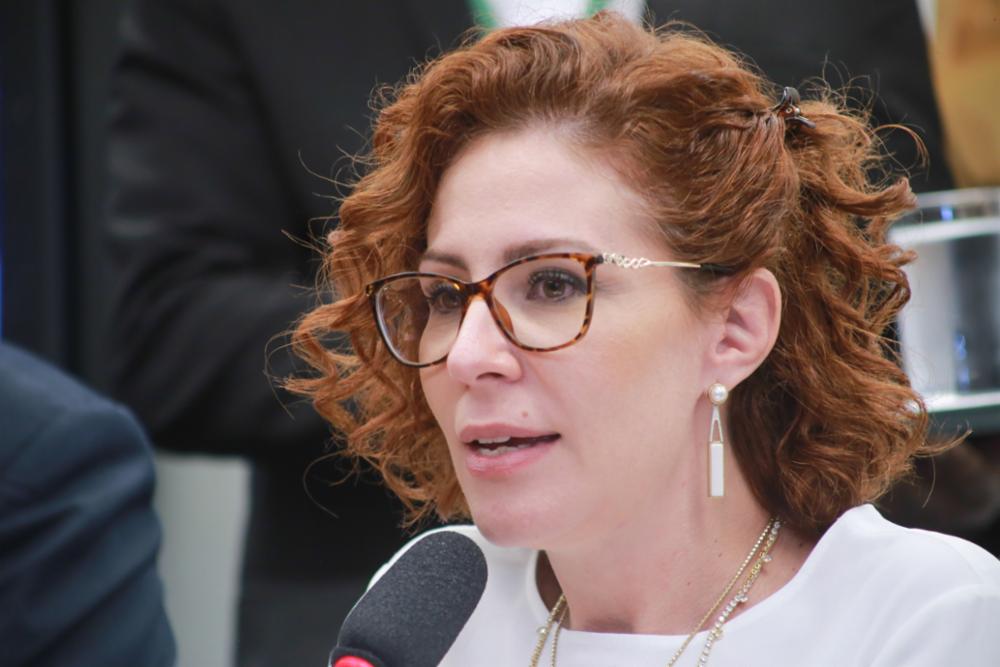 PGR pede prisão preventiva de Carla Zambelli por deixar o Brasil