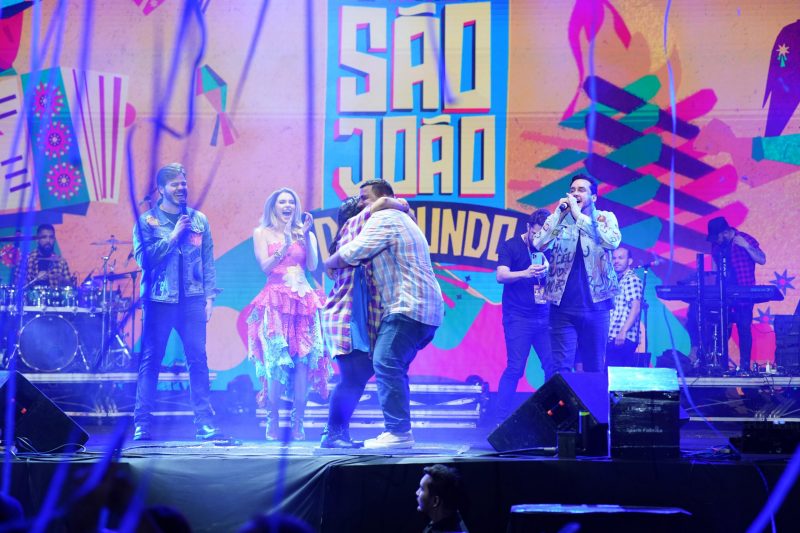 Casal faz chá revelação no palco do São João de Campina Grande