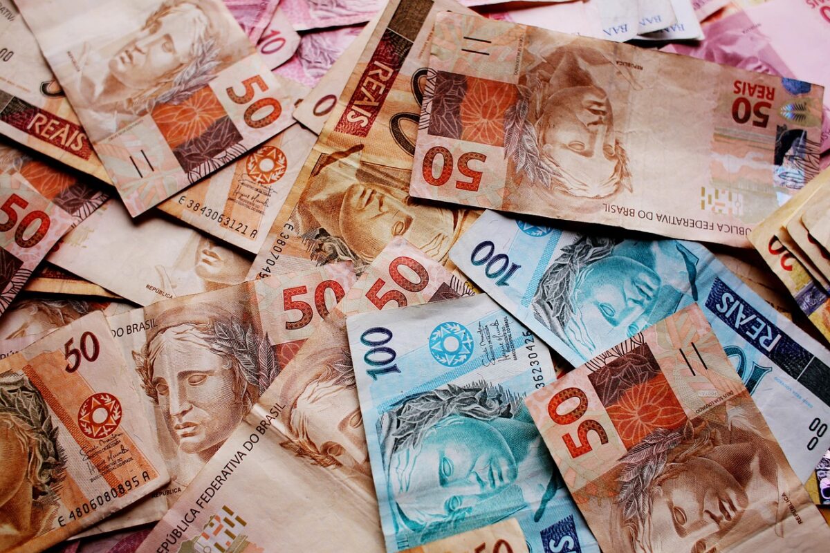 Economistas alertam para cortes em programas sociais após fim do IOF e populações mais pobres serão mais afetadas