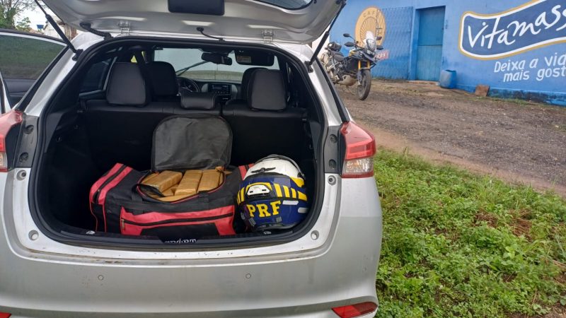 PRF troca tiros com bandidos e apreende veículo roubado com 30 kg de droga em Queimadas