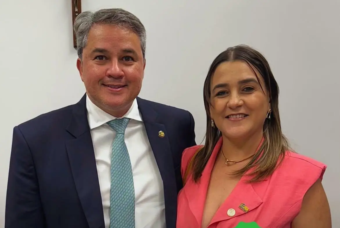 Prefeita Jorsâmara comemora emenda de Efraim Filho para pavimentação de ruas em Zabelê