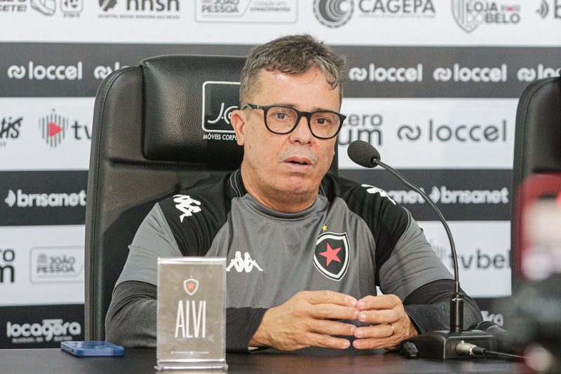 De volta ao Botafogo, Piza diz que time ‘não desaprendeu a jogar’ e pede voto de confiança