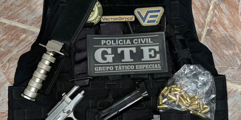 Polícia Civil apreende veículo adulterado e roubado, arma, munições e colete balístico, em Monteiro